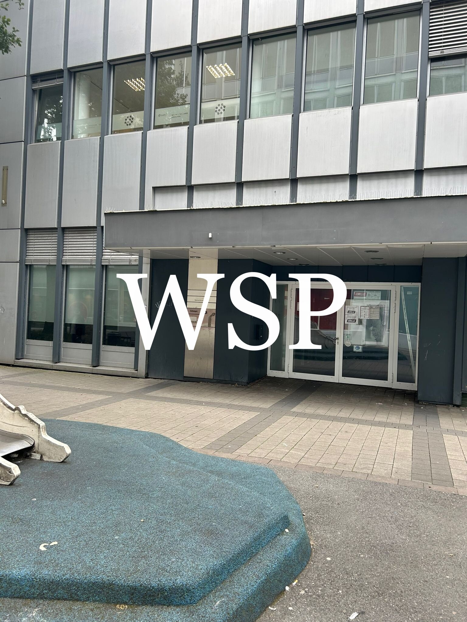 Die Einfahrt zur Fußgängerzone *** mit präsentem Ladenlokal direkt nutzen