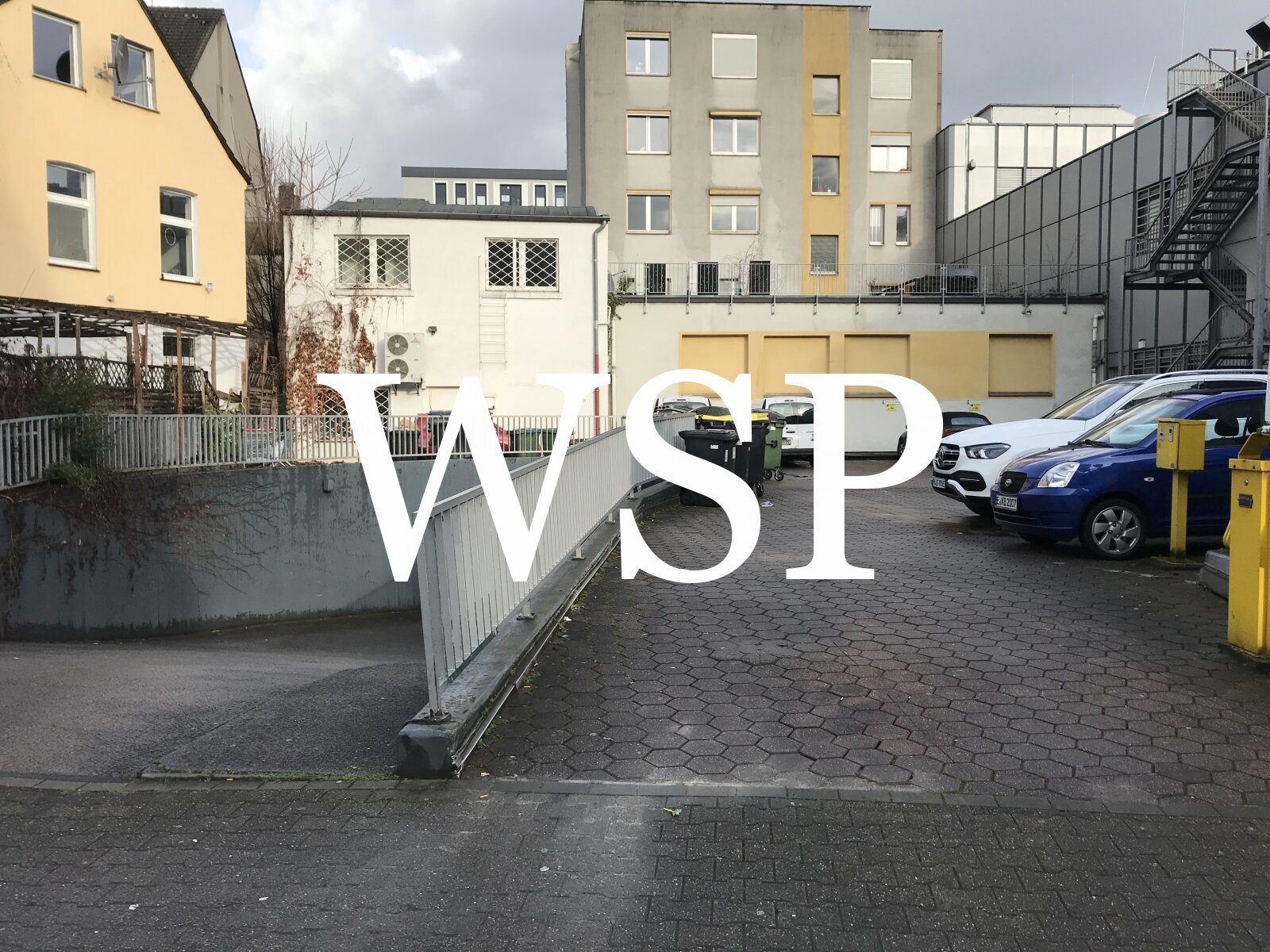 Die Einfahrt zur Fußgängerzone *** mit präsentem Ladenlokal direkt nutzen