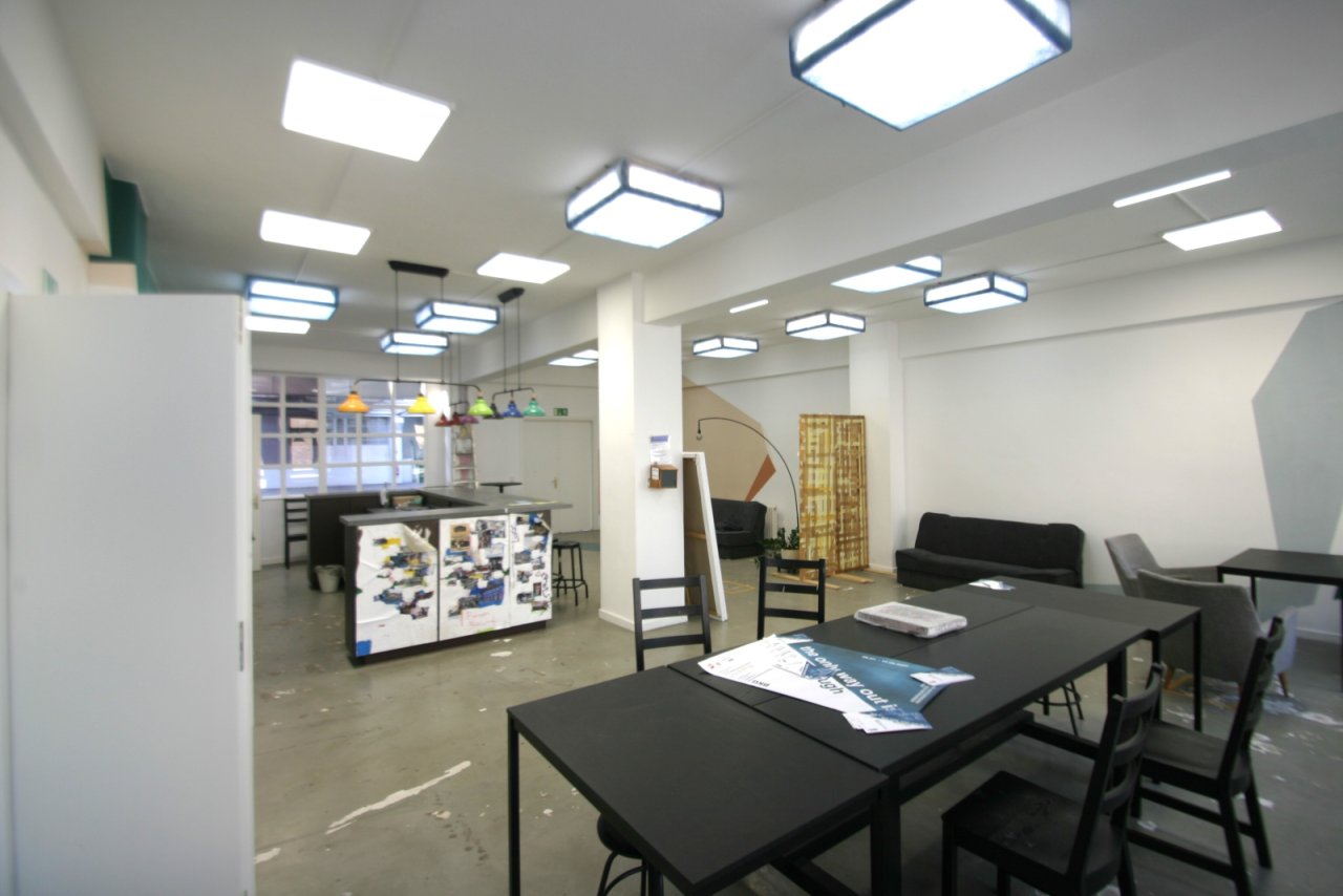 künstlerisch gestalltete Caféteria