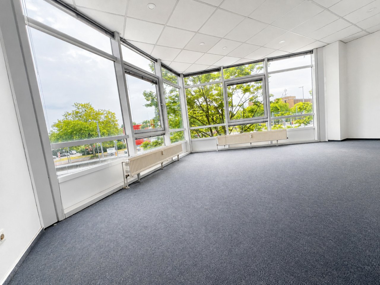 Wartebreich mit Panoramafenstern