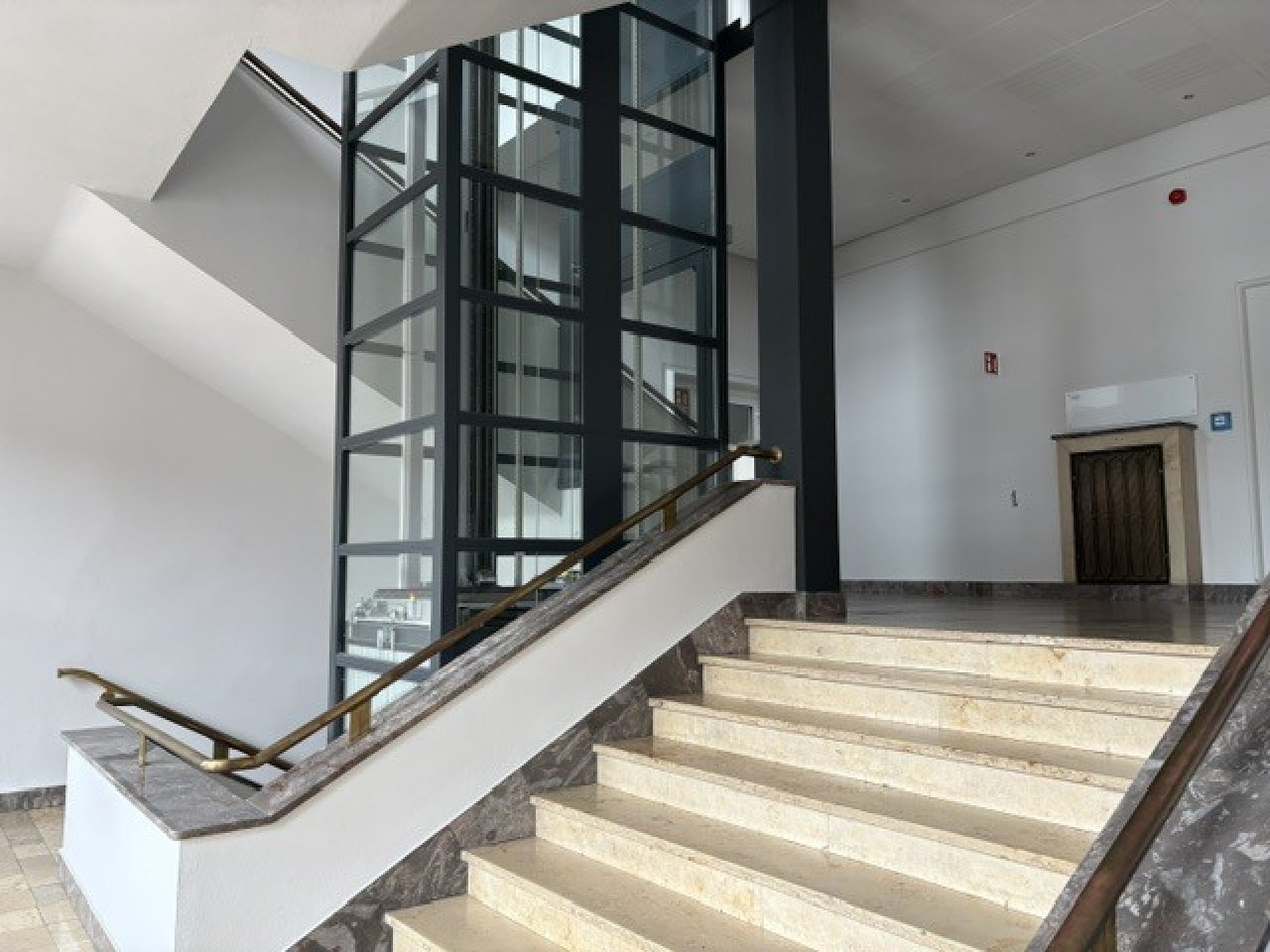 Treppenhaus mit Aufzug Treppenhaus mit Aufzug