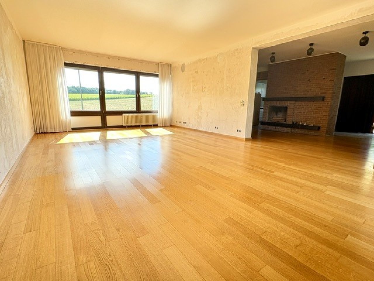 Wohnzimmer mit Blick zum Feld Wohnzimmer mit Blick zum Feld